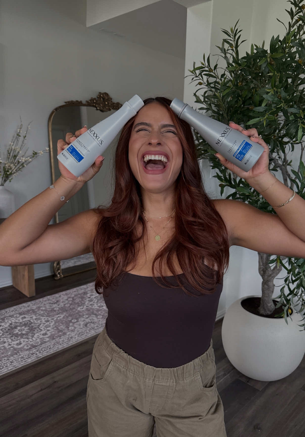 Hair wash day on long run day? It’s truly the little things for me 🤌🏽 if you want soft, hydrating hair get you @Nexxus Hair Care therappe & humectress shampoo and conditioner today ✨ #nexxuspartner #nexxus #nexxushair