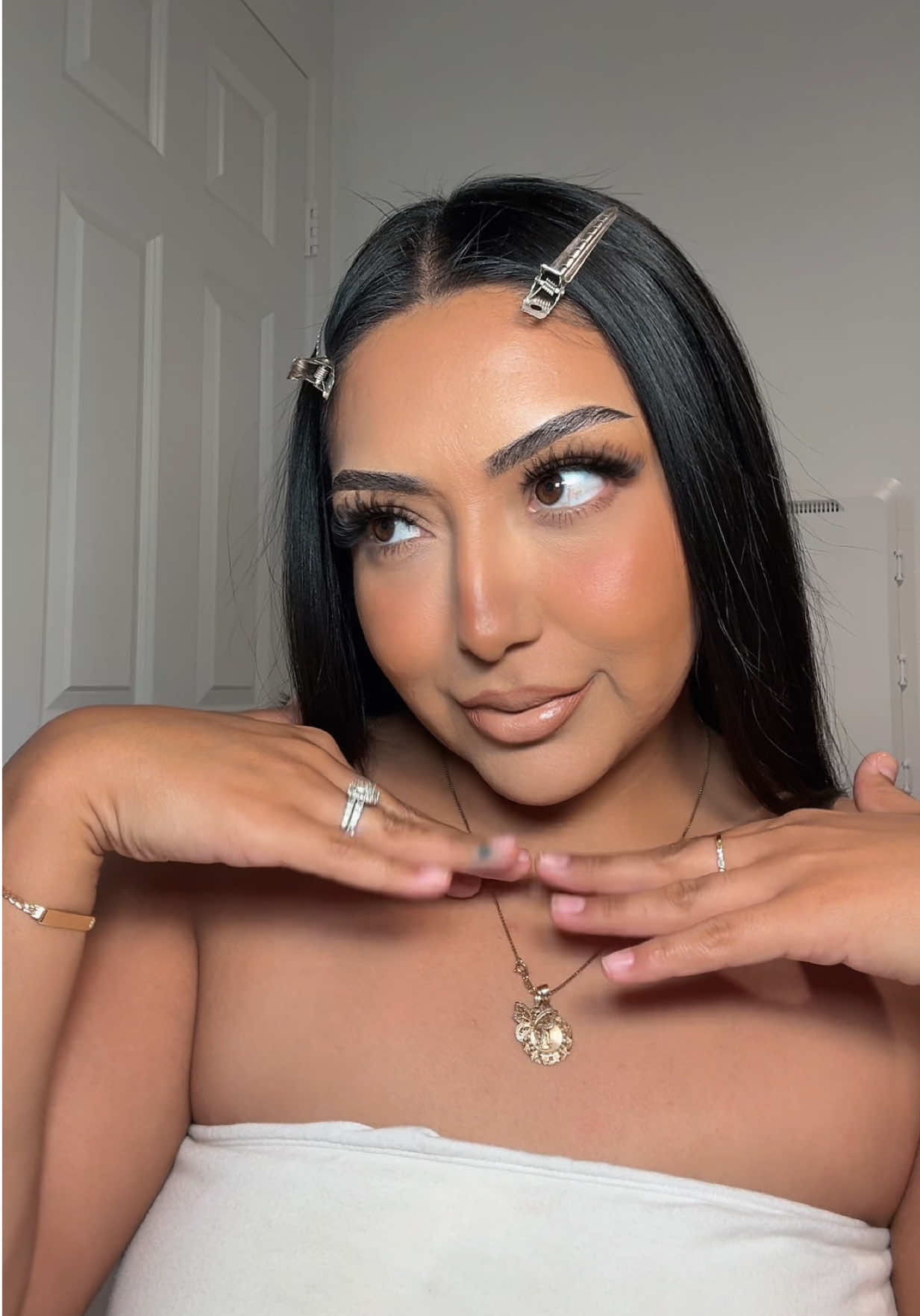 The fact that a product can be multi use is a win for me.  @Frankie Rose Cosmetics our lil secret concealer in shade “Chai” #concealerhack #concealer #multiuseproduct #makeup #glam 