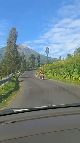 Pemandangan disini memang sungguh indah,bagi yg belum  tau medan jalan dihimbau hati2. Tanjakan ini cukup terjal dan menikung,warga disini menyebutnya tanjakan semati . @temanggung    #gunungsindoro3153mdpl    #jalanjalan    #temanggunghits    #kotatembakau 