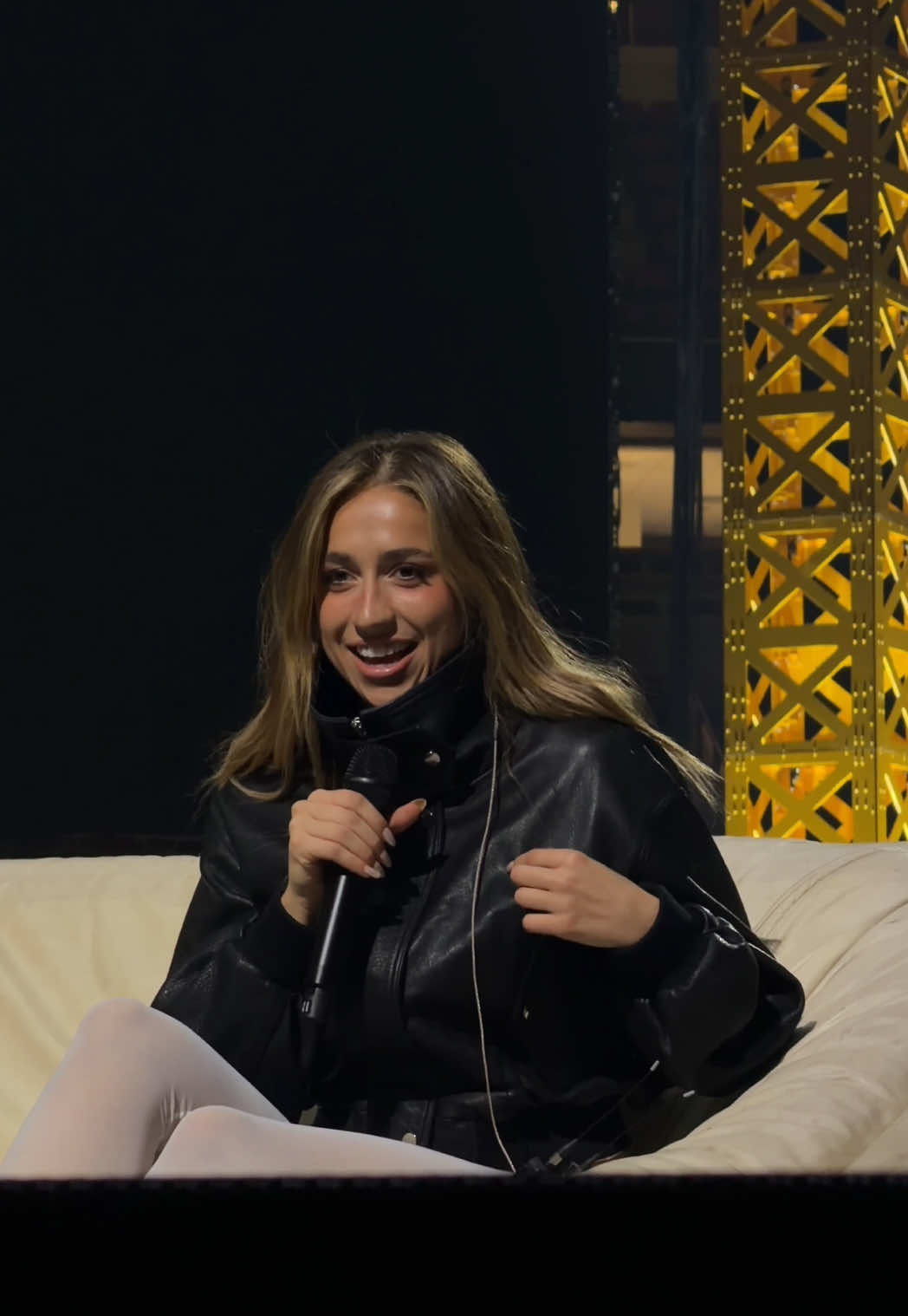 tate mcrae singing “plastic palm trees” at soundcheck in chicago 🌴 @tate mcrae @t8 hq #tatemcrae #plasticpalmtrees #misspossessivetour #chicago 