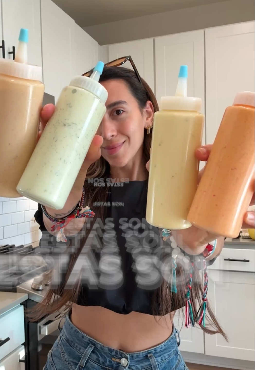 4 SALSAS SALUDABLES 🫙  1️⃣SALSA 1: -1/3 taza yogurt griego (si eres intolerante a la lactosa utiliza sin lactosa) -2 cucharadas de mayonesa de aguacate  -1 cucharada de mostaza  -1 cucharadita de miel  -2 cucharadas de bbq sin azúcar  -sal, ajo en polvo  - 30ml de leche de almendras para deluir un poco  2️⃣SALSA 2:  - 3 cucharadas de yogurt griego (si eres intolerante a la lactosa utiliza sin lactosa) - 2 cucharadas de mayonesa - ⁠4 cucharadas de mostaza  - ⁠2 cucharadas de miel - ⁠sal y pimienta 3️⃣SALSA 3:  -1 taza de yogurt griego (si eres intolerante a la lactosa utiliza sin lácteos) -Medio limón -30ml de aceite de oliva o aceite de aguacate  -ajo en polvo, sal  -bastante eneldo (dill) si no tienes puedes utilizar bastante cilantro. 4️⃣SALSA 4: - Lleva 4 pimentones rojos a la freidora de aire por 15 minutos  -1 taza de yogurt griego sin lactosa  -cebolla en polvo , paprika ahumada , sal  -40ml de leche de almendras para diluir  Cuéntanos en los comentarios cuál fue tu receta favorita 👇🏻👇🏻 #comesano #antiinflammatory #alimentacionantiinflamatoria #antiinflammatorydiet #hashimoto  