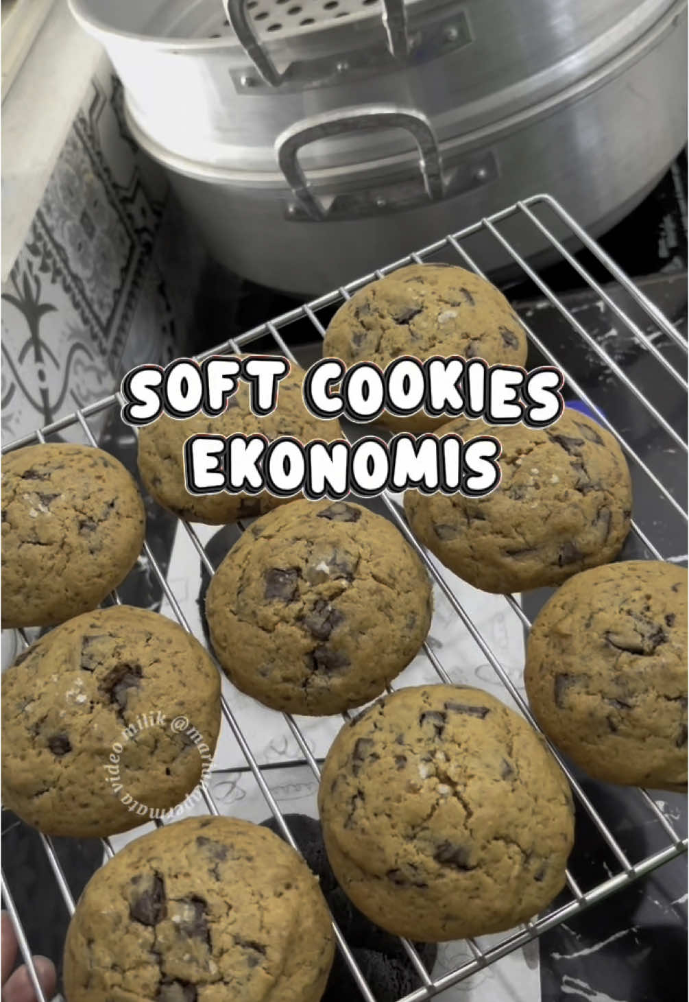 🍪 Soft Cookies Versi Ekonomis! Hai gaes! Kali ini aku mau share resep soft cookies versi hemat, tapi tetep enak dan lembut banget 😍 Dengan resep ini kalian bisa jualan cookies dengan harga lebih terjangkau tanpa ngurangin rasa, karena kita bantu naikin taste-nya pakai pasta vanila dari @Golden Brown Pasta ✨ Bahan: 	•	115 gr margarin 	•	50 gr brown sugar 	•	65 gr gula pasir 	•	¼ sdt garam 	•	1 sdt pasta vanila 	•	1 butir telur 	•	200 gr terigu segitiga 	•	½ sdt BPDA 	•	½ sdt soda kue 	•	130 gr DCC cincang kasar 👩🏻‍🍳 Cara membuat: Cukup campur bahan basah → lanjut bahan kering → terakhir masukkan DCC. Timbang adonan, kasih topping sesuai selera. Panggang suhu tinggi ±200°C (aku 220°C pakai oven Kirin, sesuaikan oven masing-masing ya). Untuk lebih jelasnya, tonton video sampai akhir🤎 Gimana gaes, gampang kan? Next mau aku spill merk bahan yang aku pakai buat cookies ini nggak? 😋 #softbakedcookies #softcookies #classiccookies #matcha #redvelvet #baking #kediri #fyp 