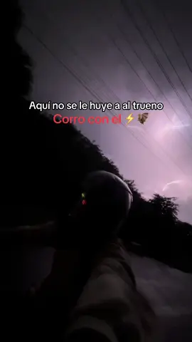 Desafiando la tormenta, rugiendo con el trueno. ⚡🏍️ #MotoLife #Adrenalina #Rayo #Poder #SinMiedo 