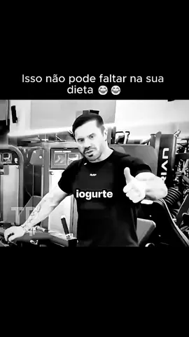 ATENÇÃO! Essa é a receita de sucesso que não falha na sua dieta (e o final é o mais importante)! 🚨 Lembrete do Dog: Mantenha o foco no plano, e não em distrações (ele sabe de qual eu estou falando). 😂 Me conta: Qual sabor de fruta você mais gosta de misturar com o iogurte? 🤔 • • • • • • #dietasaudavel #humorfit #ganhodemassa #vidafit #dogsoftiktok