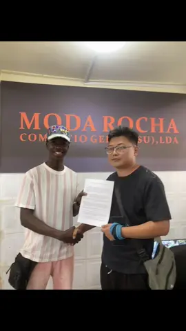 Muito obrigado meu Deus meu primeiro contrato com a loja @Moda Rocha luanda vamos trabalhar @Rosa Brinquedo Mc @Jamor Beiby Oi @Luz do Amor Evento muito obrigado meus irmãos 