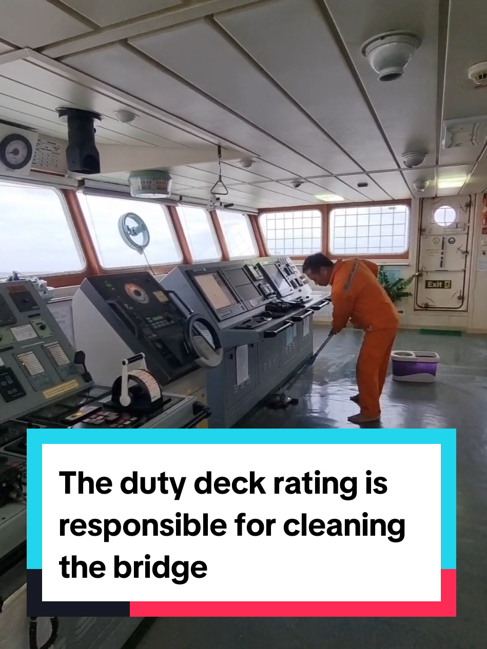 Every morning, the duty deck rating is responsible for cleaning the bridge #lifeatsea #seaman #chiefofficertung14x #xuhuong #VMU 
