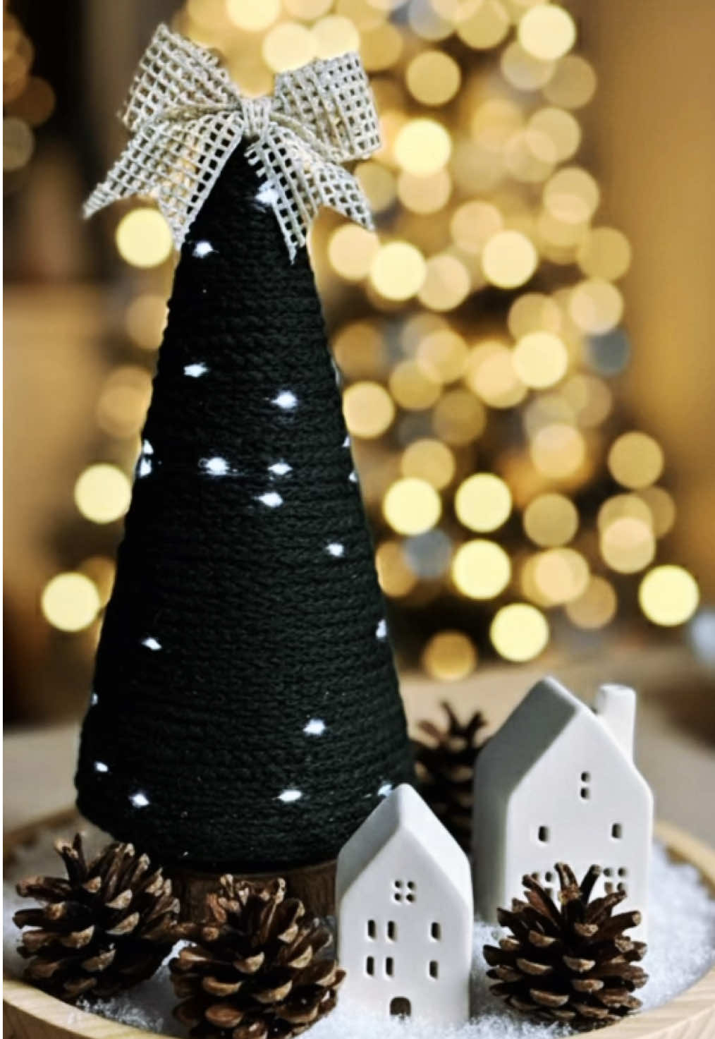 Episódio 9 - meu Natal cheio de significados 🎄❤️🥰 Com materiais super fáceis de encontrar você consegue montar essa árvore lindíssima que vai completar sua decoração pro natal. Eu ameeei demais e já vou fazer mais em outras cores para espalhar pela casa 🥹🥰  #natal #decor #arvoredenatal #DIY #minimalist  @Carla Carvalho 