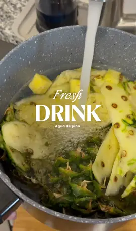 🍍 AGUA DE PIÑA DETOX 💦 ¡El toque natural que tu cuerpo necesita para desinflamar y sentirte más ligera! ✨ Beneficios: 	•	Elimina líquidos retenidos 	•	Mejora la digestión 	•	Acelera el metabolismo 	•	Hidrata y aporta antioxidantes 💛 RECETA: 	•	½ piña natural (con cáscara bien lavada) 	•	1 litro de agua 	•	Opcional: unas hojitas de menta o un toque de jengibre 👩‍🍳 Preparación: 1️⃣ Corta la piña (puedes incluir la cáscara). 2️⃣ Hierve en 1 litro de agua durante 10-15 min. 3️⃣ Cuela, deja enfriar y guarda en la nevera.