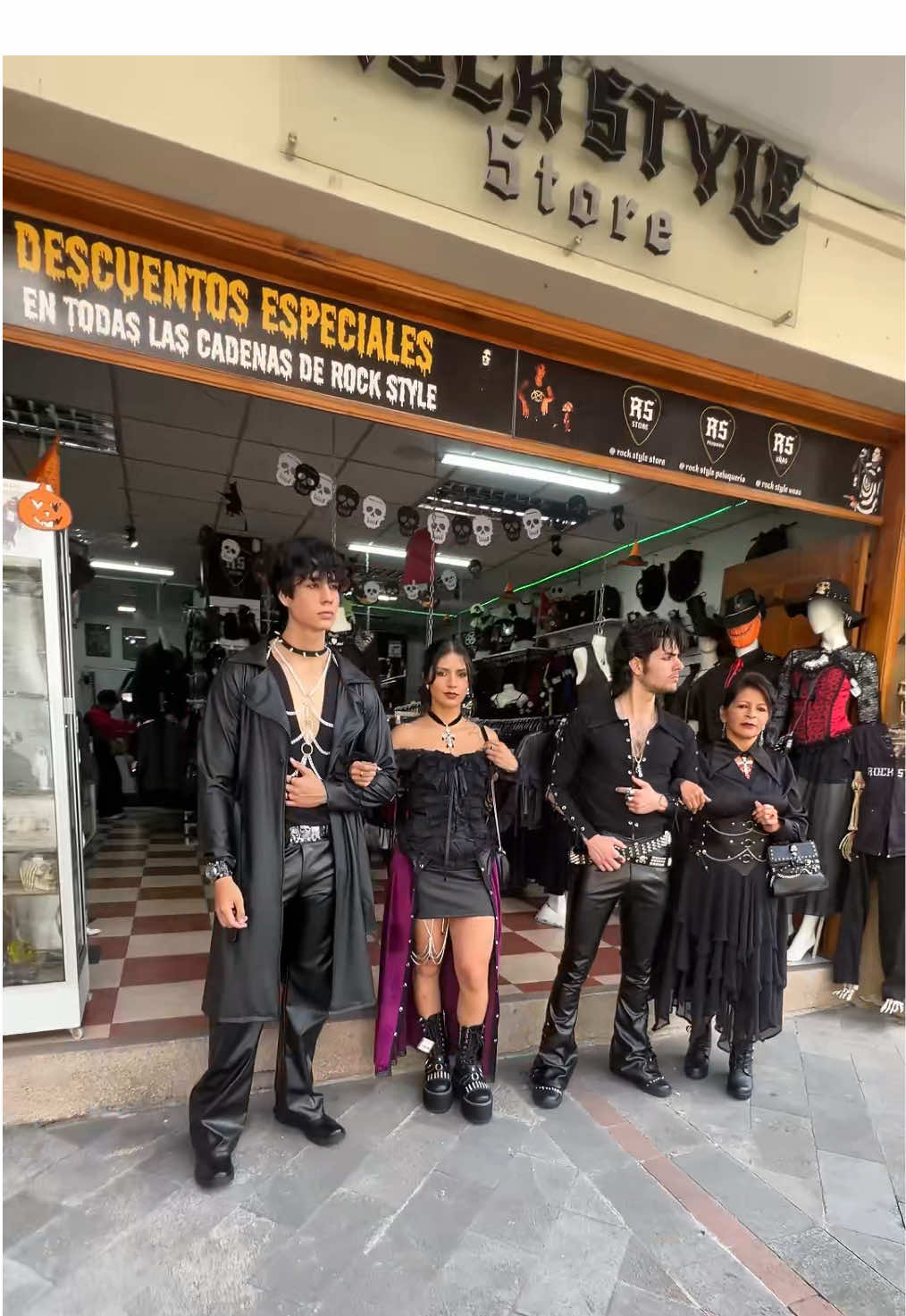 ¡Hoy vestimos la piel de Rock Style STORE!🤘🏼🔥 Quédate hasta el final del video y mira como la gente reaccionó.💀 Peinado y maquillaje  @ROCK STYLE Comunidad  #reacciones #rock #gotico #outfit #tienda 