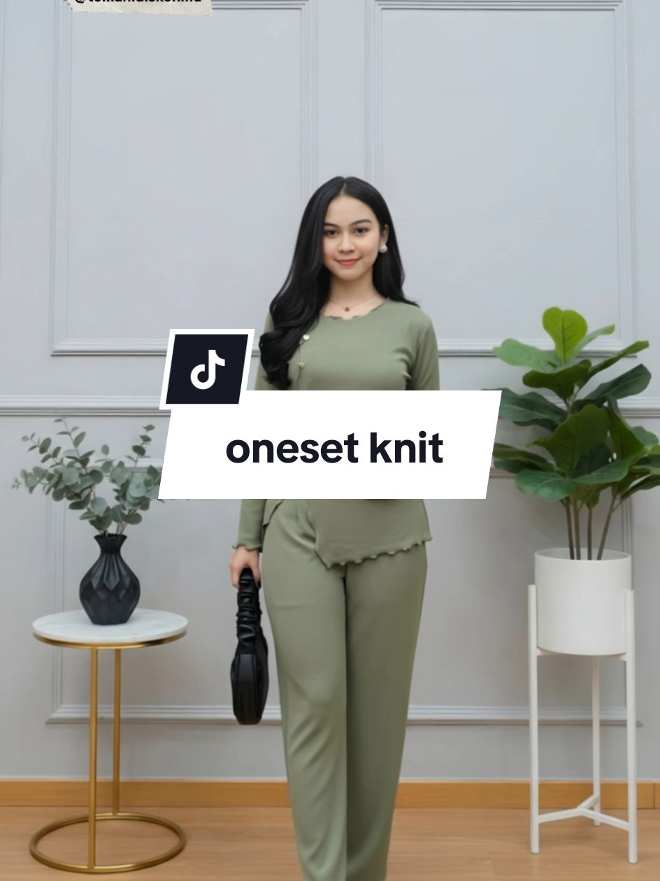 One Set Knit Premium Arunika, tampil santai tapi tetap elegan  Bahan knit halus dan adem, jatuh banget di badan! Cocok buat nongkrong, jalan santai, atau kerja harian #OneSetKnit #OneSetKnitPremium #setelanknit 
