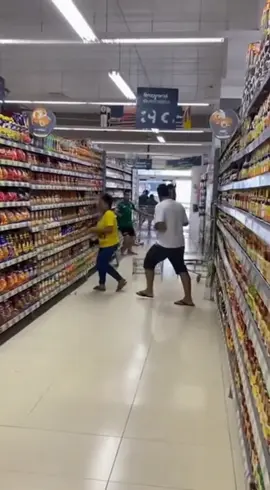 Um cavalo invadiu o supermercado e destruiu tudo 😳🐴 Quem tava lá nunca vai esquecer 😂 👉 Segue pra mais flagrantes inacreditáveis 👇 #cavalo #fyp #viral 