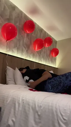 Vine a conocer a un chico... y terminé aquí.😳 No me dijo a dónde íbamos, solo que me dejara sorprender y bueno… esta fue la sorpresa.🎁 Una habitación de lujo, decoración de otro nivel… y sí, jacuzzi en la habitación 💐💝 @Hotel Grandpark Bogota #historiadeamor #parejas #amor #hotel #escapadaromantica 