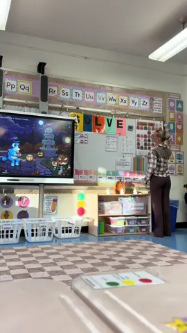 Can’t stop what I’m doing at first to take my jacket off clearly  #teacher #teachertok #teacherlife #beforethebell #teachersoftiktok 