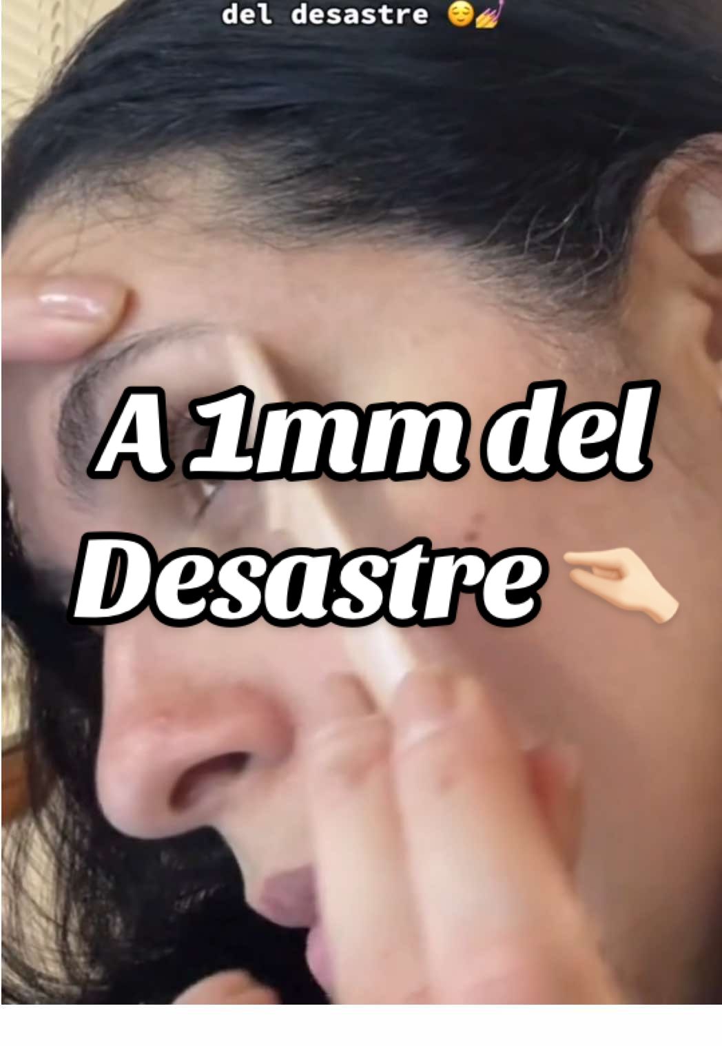 💥 “One wrong move y termino en ópera 😂✨ 💅 #BrowRoutine #BeautyHumor #RelatableBeauty #LatinaCreator #MakeupTok   