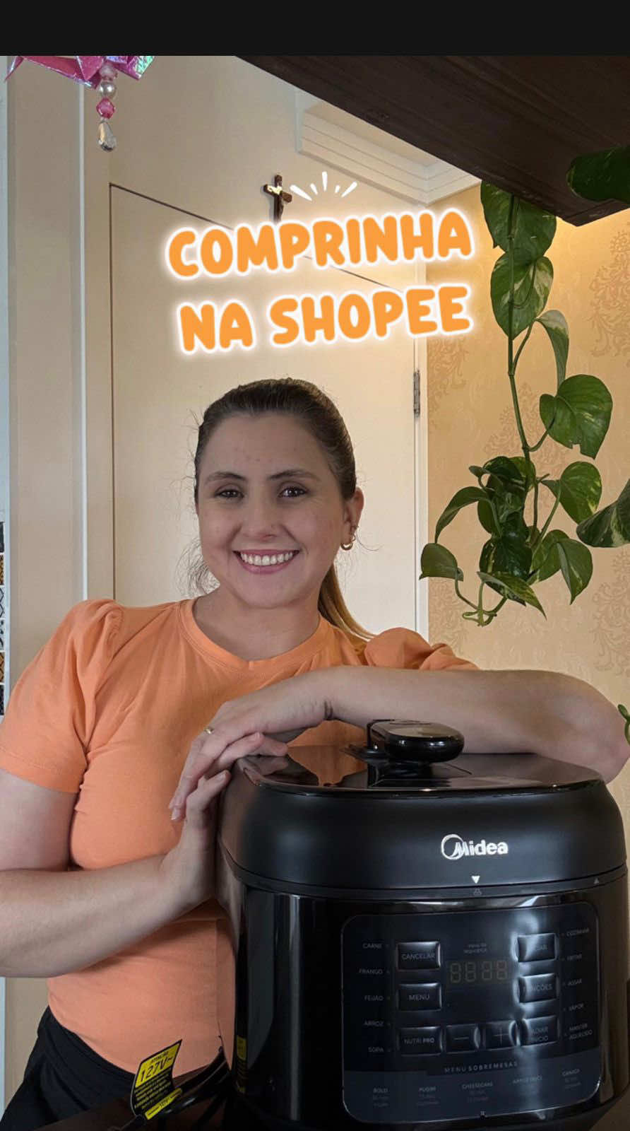 Gente, eu juro… essa foi uma das melhores comprinhas que eu já fiz na Shopee! 🧡 Panela de Pressão Elétrica 5L da Midea: prática, moderna e tem várias funções automáticas, cozinha super rápido e ainda me ajuda a ganhar tempo na rotina. Hoje eu fiz feijão nela e ficou simplesmente perfeito!  Comenta QUERO aqui nos comentários que eu te mando o link! Ou então é só colar o código AFE-GKB-CAZ no app da Shopee pra encontrar rapidinho 💡 #AcheiNaShopee #ShopeeCreator #panelaeletrica #publi #lardacriis_  