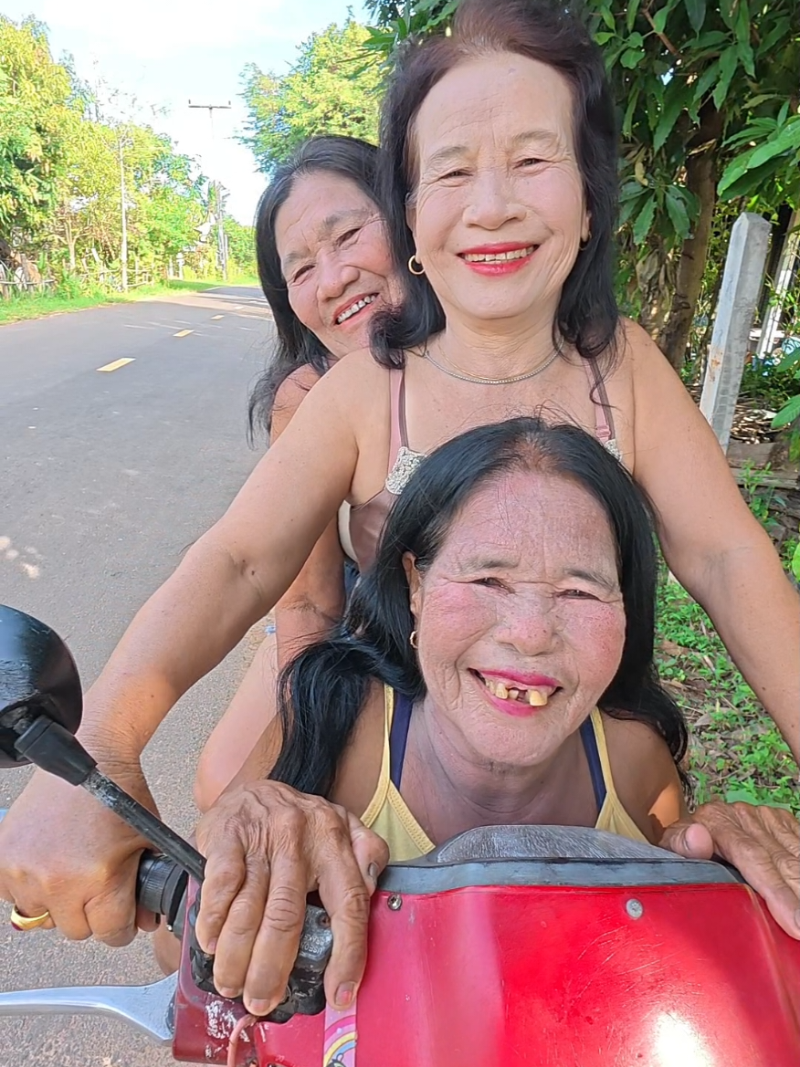 ตามหาบักหล่าค่ะ  #คลิปตลก #ยายสิม #ยายอร #ยายหลอย 