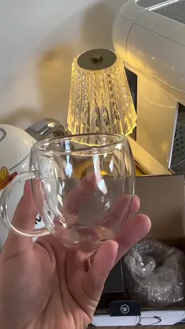 Achadinhos que são puro charme para sua casa! Vem conferir essas lindezas que chegaram por aqui! 21459 - conjunto 2 xícaras de chá sun garden 180ml vidro borossilicato Investimento de R$ 99,90. 21458 - conjunto 2 xícaras de café sun garden 80ml vidro borossilicato Investimento de R$  R$ 69,90. #coleçãobee #xicaraabelha #café #coleçãocantinhodocafé #abelha