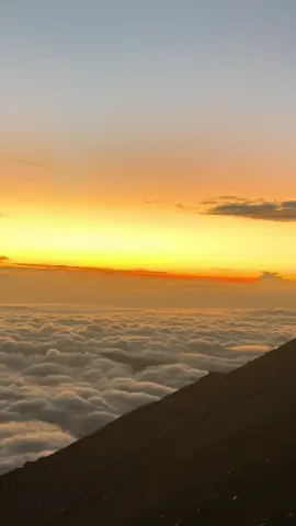 Sunrise letter E Gunung Rinjani #rinjani #rinjanimountain #pendaki #pendakigunung 