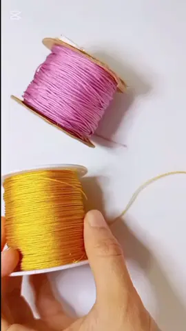 Aprende a realizar el paso a paso de esta hermosa pulsera hecha a mano con tejido macramé, ideal para principiantes o expertos 😊👌🏻🚀 ✨Si tú deseo es emprender con Bisutería, ingresa al link que se encuentra en mi perfil para entregarte toda la información de nuestro programa formativo, allí aprenderas desde cero a iniciar un negocio 💯% Rentable y desde la comodidad de tu casa ☺️ #bisuteriahechaamano #pasoapasopulsera #emprendedesdecasa #negociocreativo2025 #cursosonline 