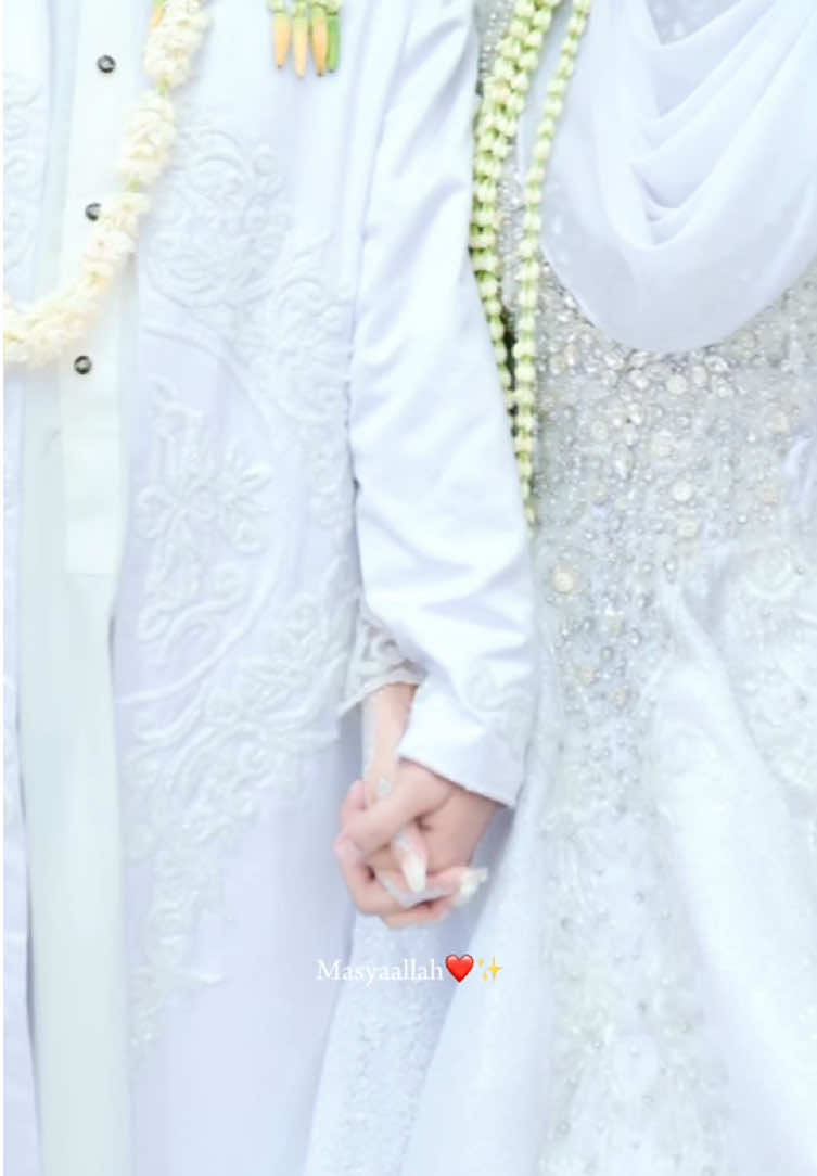 “TerimaKasih Kerna Terus menggenggam erat tangan ini,sebagaimana kamu menggenggam erat tangan ku  saat pertama kali❤️✨ Terimakasih kerna sudah jadi garda terdepan untuk ku,Terimakasih untuk segalanya,semoga senantiasa Rumah tangga ini tetap tenang dan Harum Seperti ini🥹❤️ TerimaKasih Ya Allah,kerna telah mempertemukan ku dengan suami yang sebaik ini”.🥹❤️✨ #fyppppppppppppppppppppppp #capcut #pengantinsamawa #terbaik #fyp 