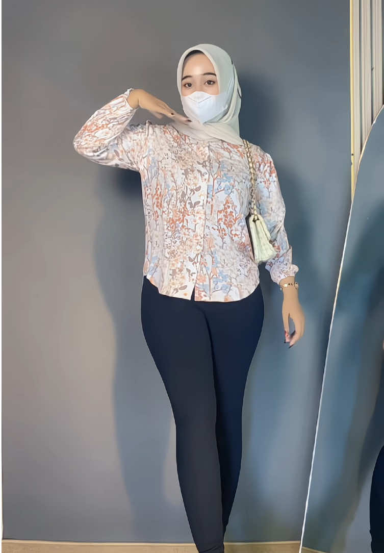 secakep ini lohh blouse nya say😍, yuk buruan di co stock terbatas loh #kemejawanita #blouserayon #blousewanita #ootdhijab #fyp 