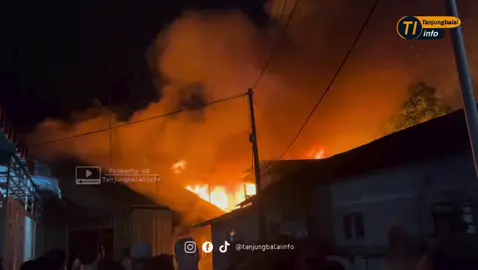 🔥 BREAKING NEWS Kebakaran melanda Jl. Taqwa, Kota Tanjungbalai, Rabu (22/10/2025) dini hari sekitar pukul 00.25 WIB. Sebanyak 9 rumah hangus terbakar dalam peristiwa tersebut. Hingga saat ini, penyebab kebakaran masih dalam penyelidikan pihak berwenang. Semoga para korban diberi kekuatan dan kesabaran menghadapi musibah ini. 🙏 #tanjungbalaiasahan  #Kebakaranjlntaqwa  #sumutviral  #BreakingNews #PrayForTanjungbalai 