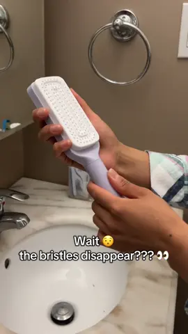 ✨The viral self-cleaning hairbrush everyone’s using. Easy to clean, no more tangled hair. #hairhack #selfcleaninghairbrush #beautytools #beautyhacks 