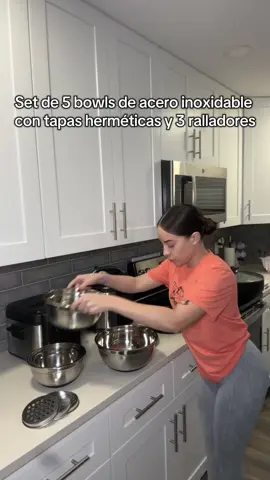 Set de 5 bowls de acero inoxidable con tapas herméticas y 3 ralladores intercambiables. Perfectos para mantener tu cocina limpia, ordenada y moderna. Sirven para preparar, guardar o rallar sin ensuciar. Ideales para quienes valoran el orden y la practicidad. 💫 #tiktokmademebuyit #tiktokshopcreatorpicks #ofertas #kitchen #parati 