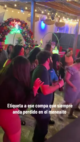 Las reglas del meneaito:  El que se lo sabe bien va adelante El que sabe más o menos sigue la segunda fila  El que no se lo sabe sigue chupandoooo jajaja  En la Fede lo bailamos todos 😎 #teguciglpa #fyp #viral #honduras #fiesta 
