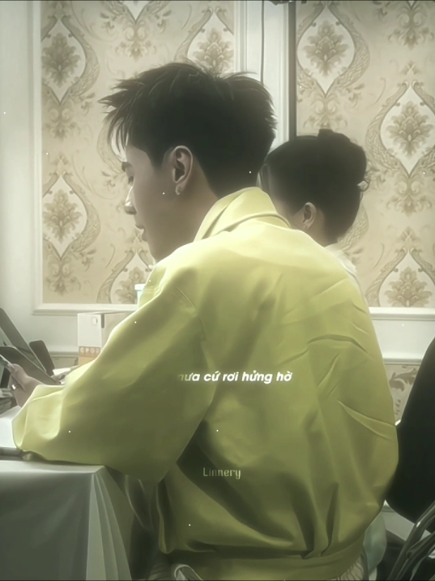 : bị mê cái giọng này><  giọng ấm quá tr hụ hụ  .... #xuhuong #quanghungmasterd #lequanghung #traicaitaonhancach_grp #crew_grp 