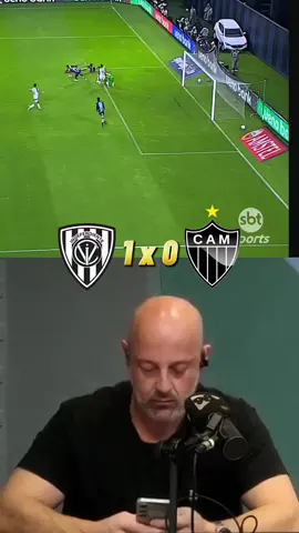 VARgonha na Libertadores! 😳 O árbitro errou FEIO contra o Galo ou foi simulação? Olha a reação do comentarista! #futebol #atleticomg #libertadores #var #tiktokesportes 
