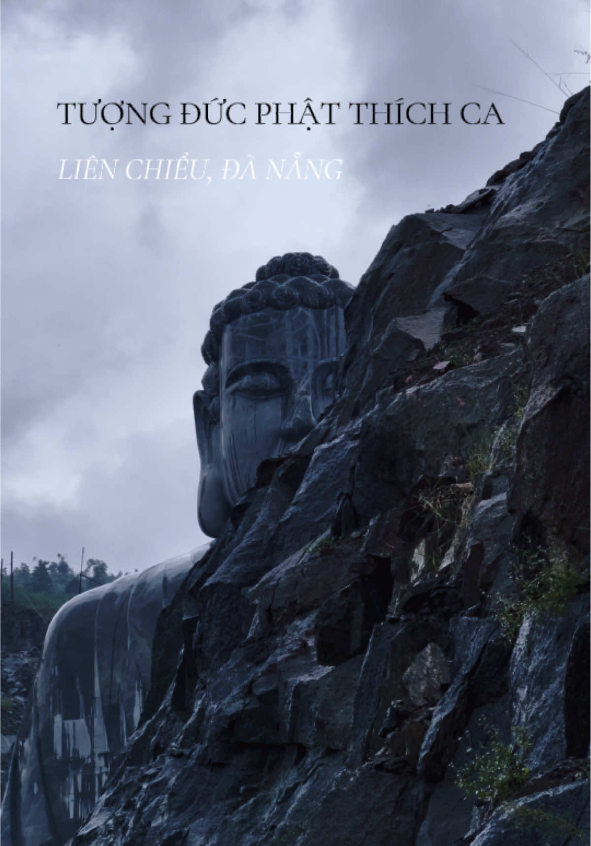 Chùa Không Tên. Mình đến đây vào một ngày mưa, và thực sự như lạc bước vào một thế giới khác khi bước chân tới nơi này... Một cõi tâm linh, huyền bí cùng với sự trầm mặc, thanh tịnh khó có thể diễn tả hết được. #buddha #buddism #chuakhongten #danang #phatphapnhiemmau 