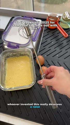 This handheld egg beater makes baking so easy—no electricity required #bakingessentials #noelectricitybaking #KitchenHacks #whiskeggsfast #breakfast 