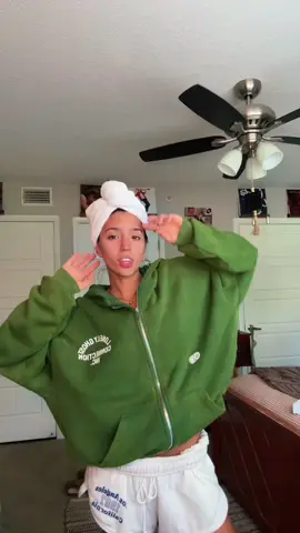 Bruhh I’d sell my left boob to be in the early 2000’s in my 20’s 😫🧎‍♀️ #justagirl #OOTD #transition #outfitideas 