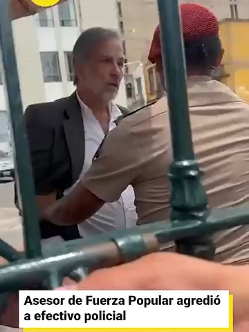 Congreso : Juan Carlos Torres Figari, asesor de Fuerza Popular, agredió y amenazó a policía en la puerta del Congreso. Fuerza Popular descarta la separación del asesor.  #latinanoticias #Juancarlostorresasesor #CongresodelaRepúblicadelperú 🇵🇪 #políticaperuana #noticiashoyperu🇵🇪 