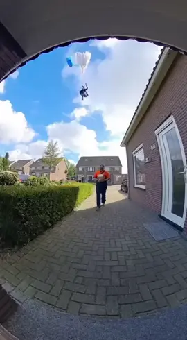 🪂🚚📦😂 #postnl #parachutist #gaathet #pakketbezorger #smartairgptaibot 