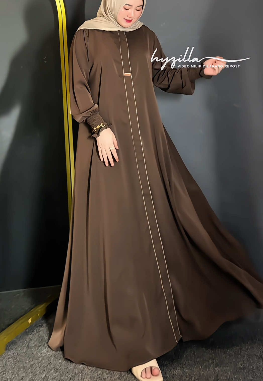 Superr in lovee cakep bgt cuttingannya🤎✨ mau semua warnaa plizz!!! #gamislebaran #dresslebaran #abayastyle #abayapolos #gamiscantik 