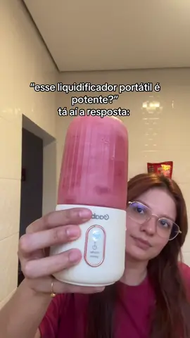 Usei morango congelado pra mostrar pra vocês como esse liquidificador portátil é bom, vale demais  #liquidificadorportatil #receitasimples #tiktokshop #comprasonline 
