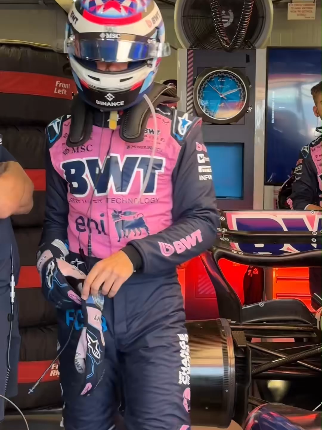 Desobedeció una orden… y el mundo de la F1 lo aplaudió. Franco Colapinto volvió a demostrar por qué está hecho para la Fórmula 1. 🏁 En Austin, el piloto argentino ignoró una orden de su equipo Alpine y adelantó igual… ¡por el puesto 17! Una muestra de carácter, rebeldía y hambre de competir, que recordó al legendario “NO” de Max Verstappen cuando era rookie. 💥 Ser rebelde en F1 no siempre es un error… a veces, es el primer paso para ser leyenda. 🇦🇷🔥 #FrancoColapinto #F1 #Formula1 #Colapinto #Alpine #Argentina #Motorsport #Verstappen #rookie