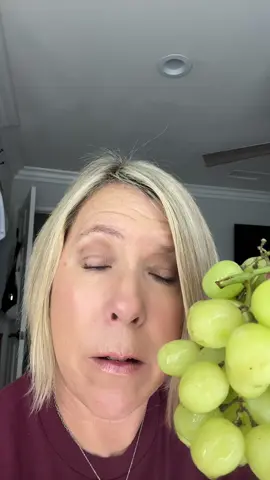 These are a game changer. What’s your favorite? Red or green grapes? #eating #crunchyfoods #fypシ 