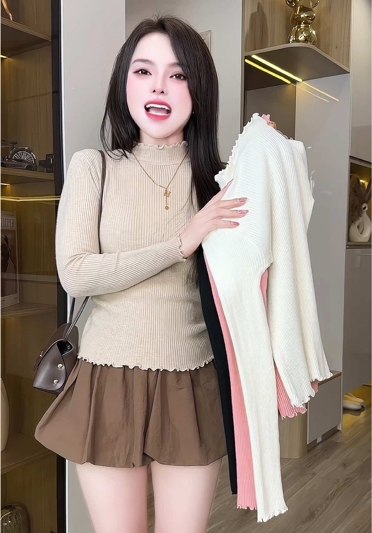 Áo len tăm  cổ sóng thiết kế phối cổ lạ mắt trẻ trung siu hot . Áo này diện vừa chất vừa sang nữa😉   #aodetkim #thuntam #aothunnu #aolennu #aolen 