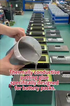 Thermally conductive potting glue specifically designed for battery packs. Two-component, addition-molded silicone material. Excellent thermal conductivity, flame retardancy, effective impact buffering, and resistance to thermal cycling. Insulation and sealing enhance battery pack safety and stability. #siliconepottingcompound #electronics #flexiblesiliconesealant #electricalpotting #twopartadhesive #pottingcompounds #siliconepottingmaterial #thermallyconductivesiliconeadhesive #electricaladhesiveglue #electricallyconductivesiliconeadhesive #siliconeglue