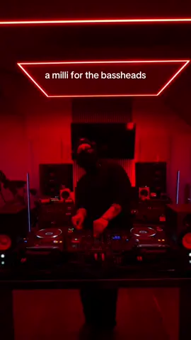 made this last night and it kinda slaps?? 😵‍💫 #electronicmusic #trap 