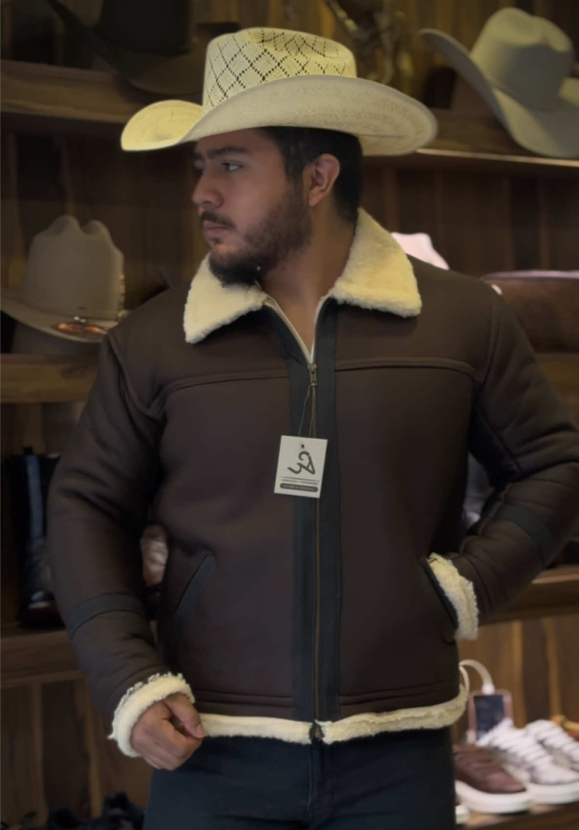 Chamarra Marlboro Siena 🧥  Diseñada con piel de borrego en tono tabacco, trabajada con un terminado catiónico que resalta su textura natural y profundidad de color. En el interior, el forro de lana natural de borrego 🐑 brinda una calidez auténtica y un confort superior. Una prenda que combina el carácter clásico del estilo Marlboro con la elegancia del acabado Siena  #theranch #chamarras #marlboro #abrigo #sheep 