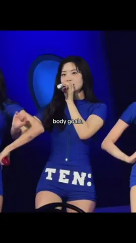 #DAHYUN :: vi este outfit y pensé en recrear mi video del año pasado 😍 DAHYUN SE VE INCREÍBLE CON TOODO, aclaro que los body goals son subjetivos, cada persona puede tener uno diferente, los míos son Dahyun (bueno todas las de twice) y el de Jennie 🥹🤍 — #fyp #twice #dahyunteamomuchososmicasita #heartsdahyun 
