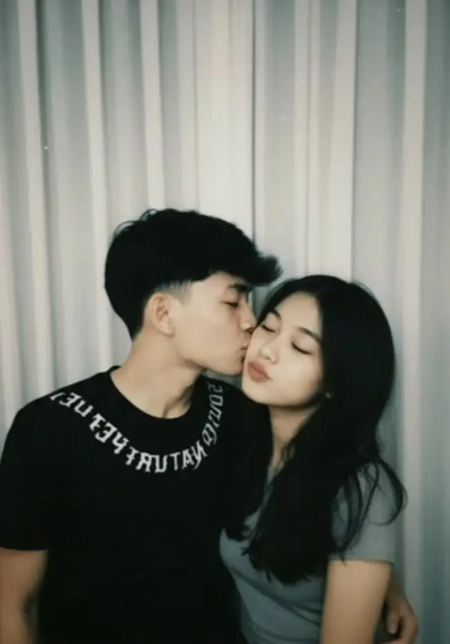 tutorial edit foto polaroid ai  1.buka google  2.cari Gemini ai  3.tekan tanda + dipojok kiri terus pilih 2 foto kamu dan pasangan  4.salin teks dibawah ini terus tempel: Buatlah gambar yang di ambil dengan kamera polaroid. foto tanpa ada  perubahan wajah tersebut harus terlihat  jelas dan seperti nyata, tanpa sebjek  atau properti yang jelas foto tersebut harus terlihat sedikit efek blur dan  sumber cahaya yang konsisten, seperti  lampu kilat di ruangan yng gelap, yang  tersebar di seluruh foto.jangan ubah  wajah, ganti tirai belang menjadi tirai  5.klik tanda panah di samping kanan bawah  6.tunggu proses sampai selesai  #bucin #foryourpage #trendingtiktok #fyp #polaroid 