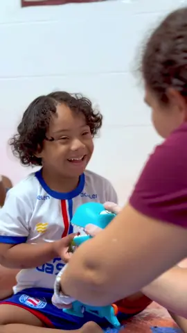Em nosso Centro Especializado em Reabilitação - CER IV, acreditamos que cada experiência lúdica é uma oportunidade de desenvolvimento e aprendizado.  Durante a Semana das Crianças, mais de 360 pequenos pacientes vivenciaram atividades terapêuticas lúdicas e coletivas que transformaram o cuidado em descoberta, com estações sensoriais dedicadas ao som, às cores, aos sabores e ao movimento.  Com o apoio da Fruvelle, que doou as frutas e ajudou a tornar essa vivência ainda mais especial, as atividades foram pensadas para favorecer diferentes aspectos do desenvolvimento infantil. E você também pode fazer parte dessa rede de amor e cuidado: acesse doe.irmadulce.org.br e contribua para que mais crianças continuem sendo recebidas nesse espaço acolhedor.  #CERIV #CentroEspecializadoEmReabilitacao #ObrasSociaisIrmaDulce #MêsDasCrianças 