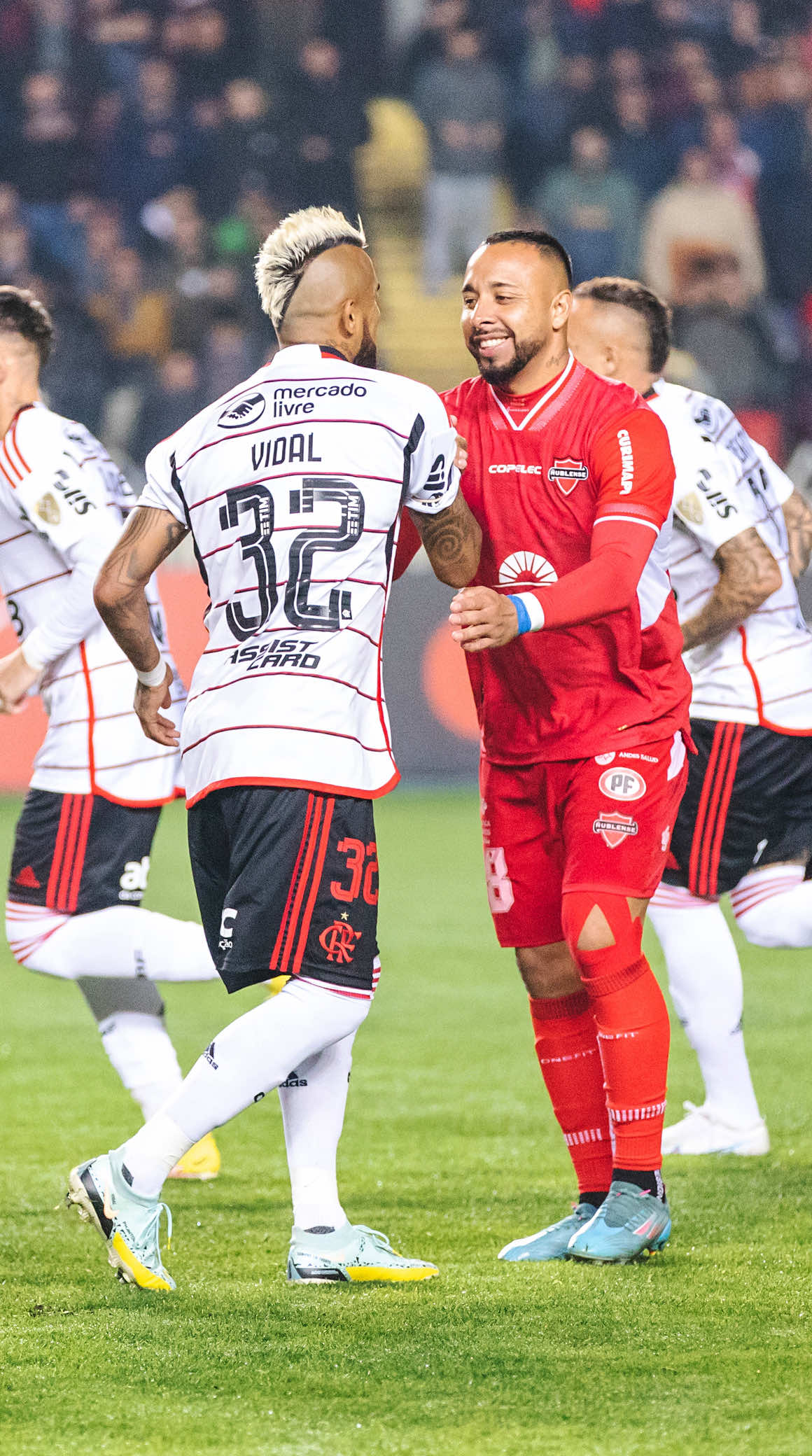 El recuerdo de Bernardo Cerezo con Arturo Vidal 👑 Durante la participación en Copa Libertadores 2023, el “King” obsequió camisetas a todo el plantel de Ñublense, gesto que valoró nuestro “Corazón Valiente” 👏🏻 ¿La entrevista completa? Mañana desde las 21:00 horas en Ñublense TV 🎥