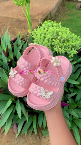 Cantikknya 🫶🏻 size anak smpai dewasa ready #sandalwanita #sandalanak #sandals #sandalkekinian 