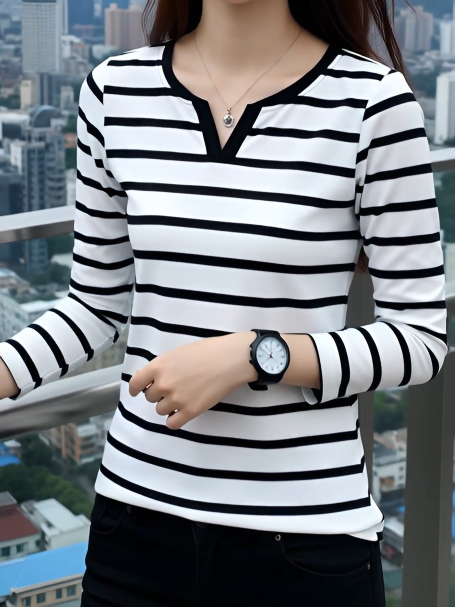 เสื้อยืดแฟชั่นแขนยาวลายทางผู้หญิง คอวีดีไซน์เรียบแต่มีสไตล์ ผ้ายืดนุ่ม ใส่สบาย ไม่ร้อน เหมาะกับทุกโอกาส ใส่ทำงานก็เรียบร้อย ใส่เที่ยวก็ดูเท่ห์แบบมินิมอล ลายทางขาวดำคลาสสิกไม่เคยตกยุค คัตติ้งเป๊ะ ใส่แล้วดูผอมเพรียวและสูงขึ้นทันที เสื้อแฟชั่นผู้หญิงที่ใส่ง่ายแต่ดูดีทุกลุค #เสื้อยืดแฟชั่นผู้หญิง #เสื้อแขนยาวลายทาง #เสื้อคอวีผู้หญิง #เสื้อผ้ายืดสบาย #เสื้อแฟชั่นเกาหลี